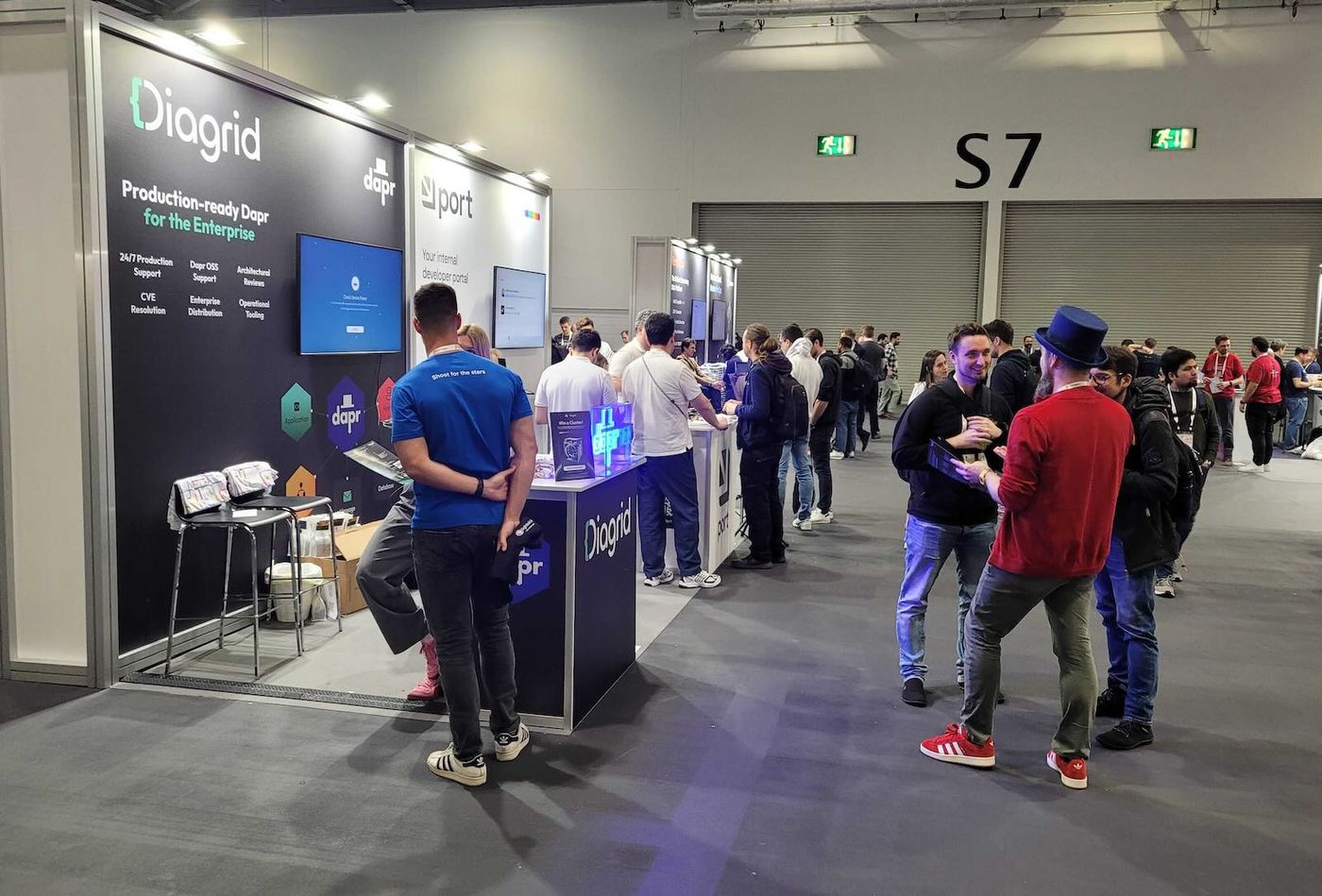 Diagrid booth